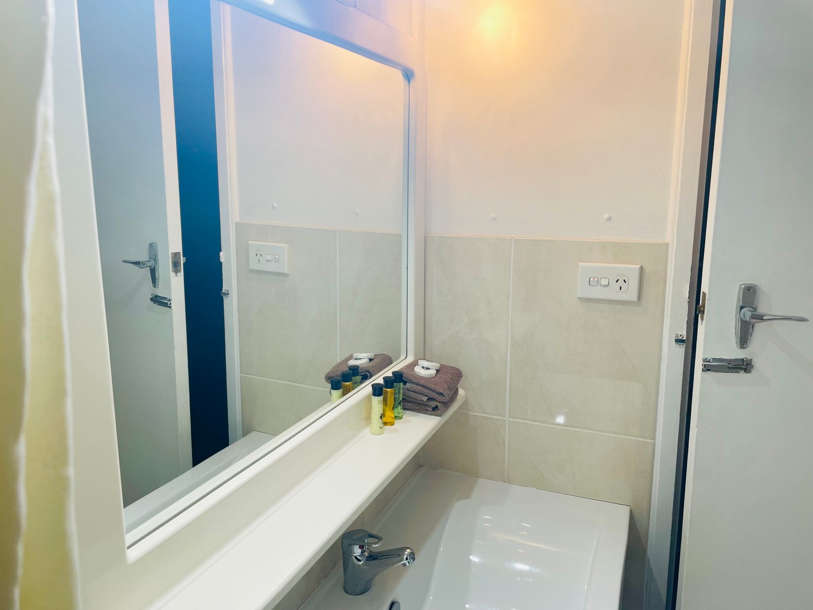 Bathroom at Two Bedroom Unit at Parkway Motel