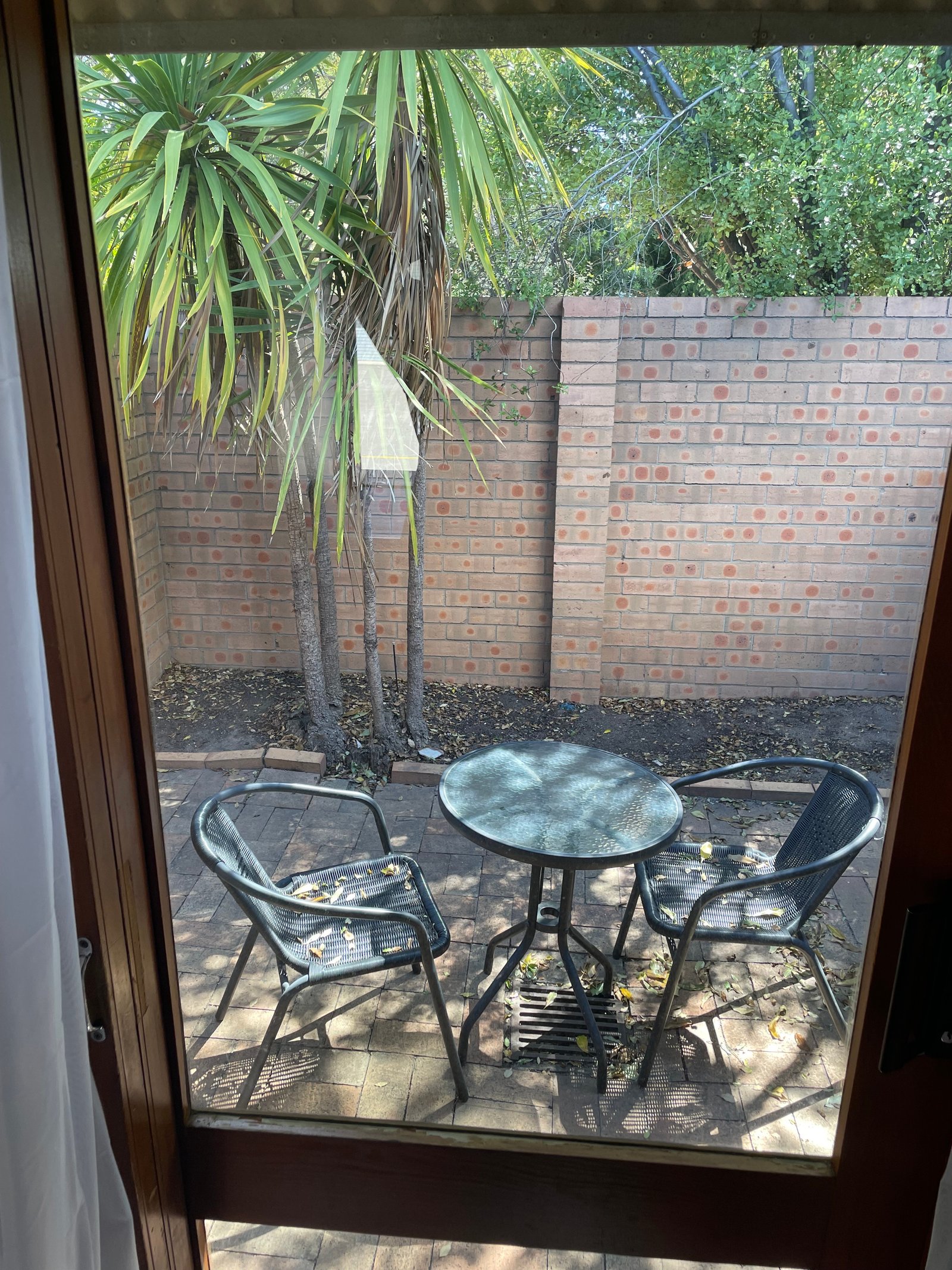 Family Room with Backyard View at Parkway Motel
