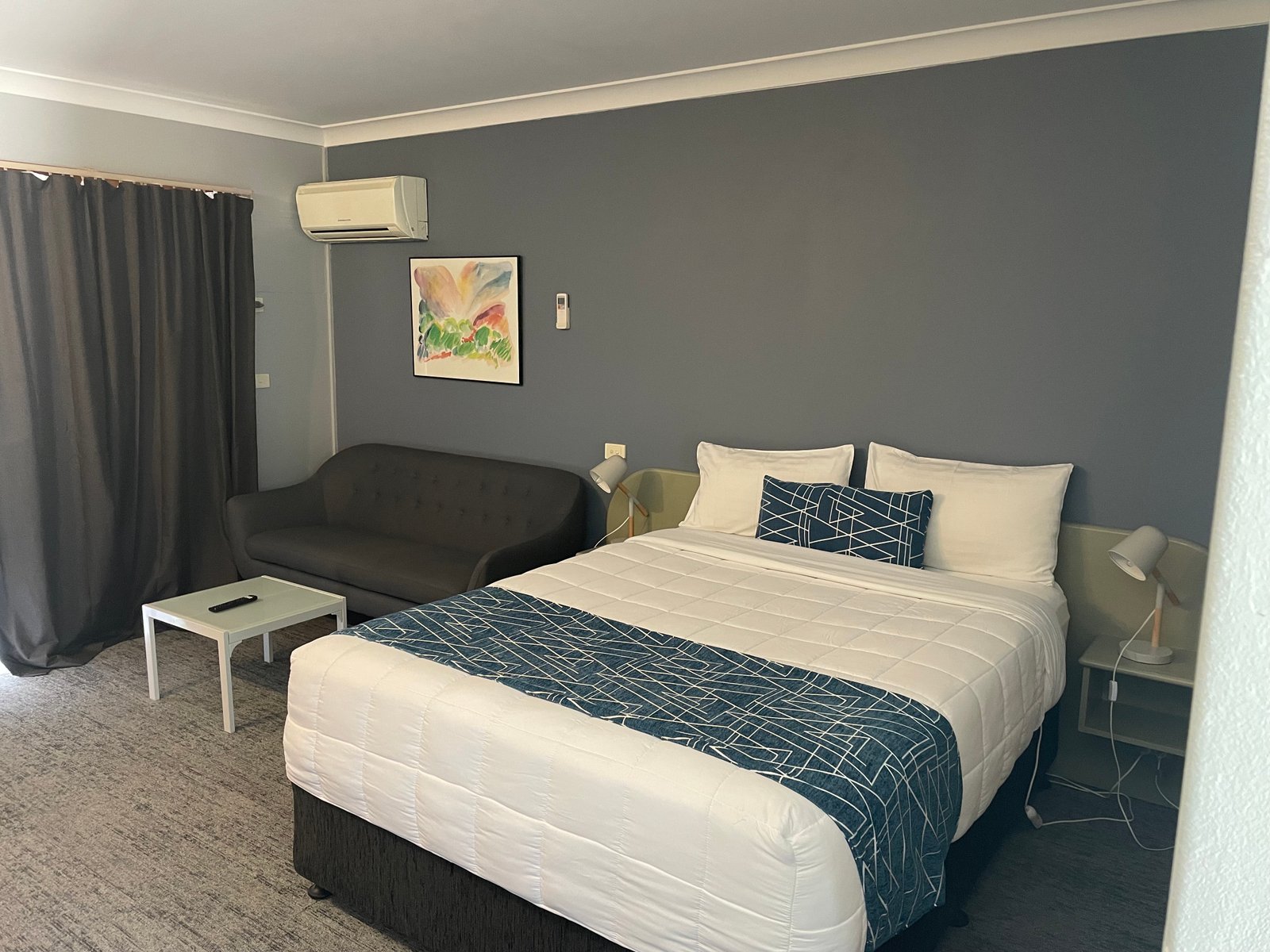 Deluxe Room at Parkway Motel Queanbeyan