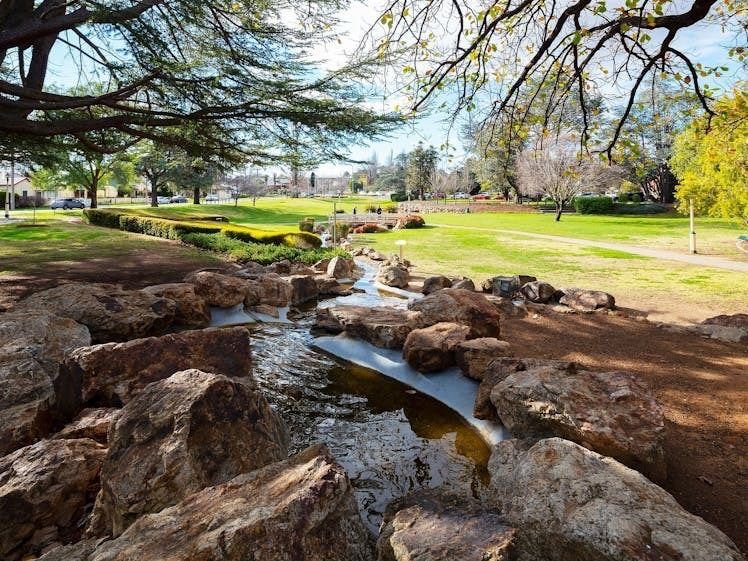 Outdoor spaces and local area near Parkway Motel Queanbeyan